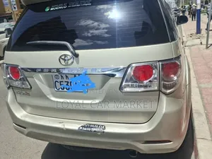 Toyota Fortuner 2012 Gold