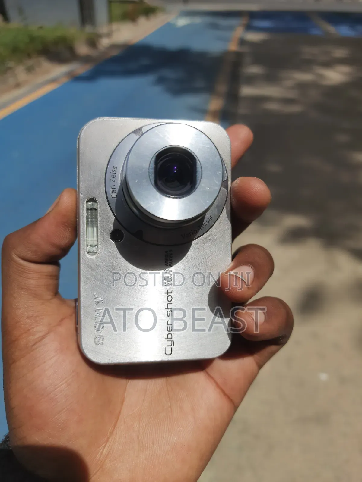 Sony Cyber-Shot DSC-N2, a 10.1-Megapixel 3.0-Inch Touchscreen Display