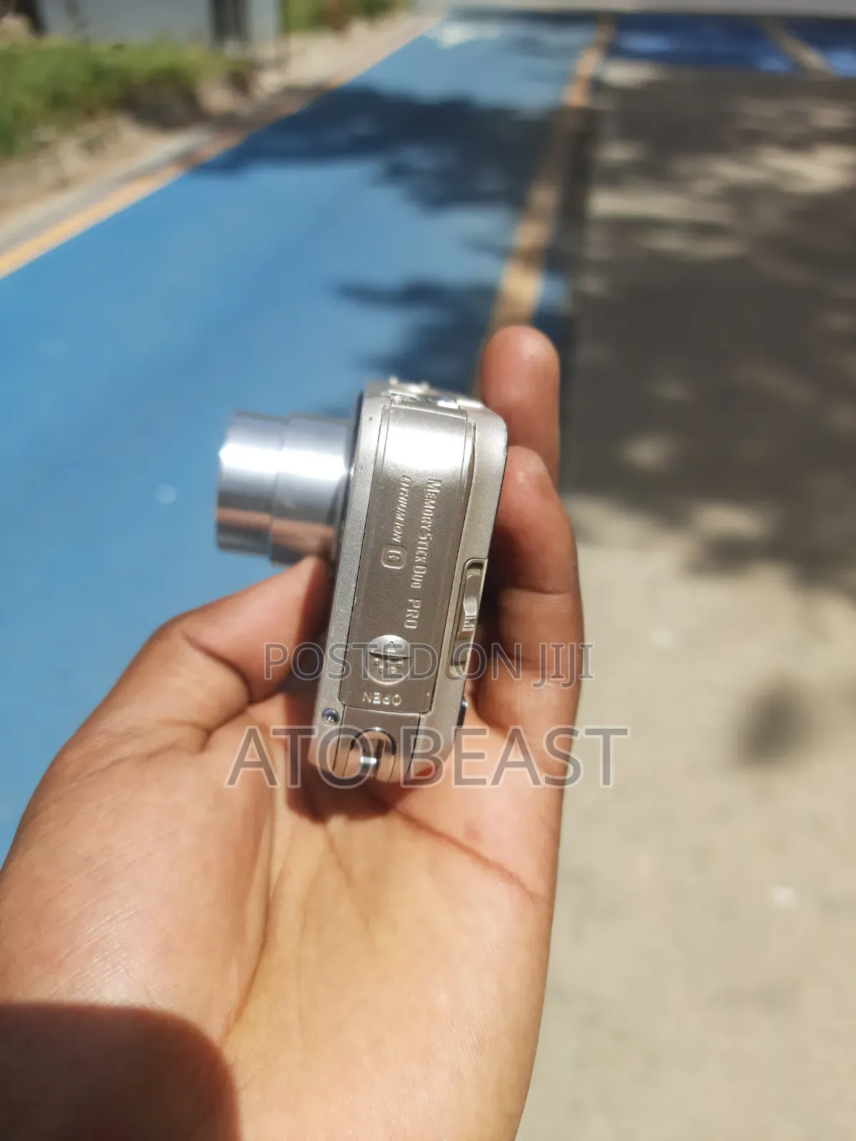 Sony Cyber-Shot DSC-N2, a 10.1-Megapixel 3.0-Inch Touchscreen Display