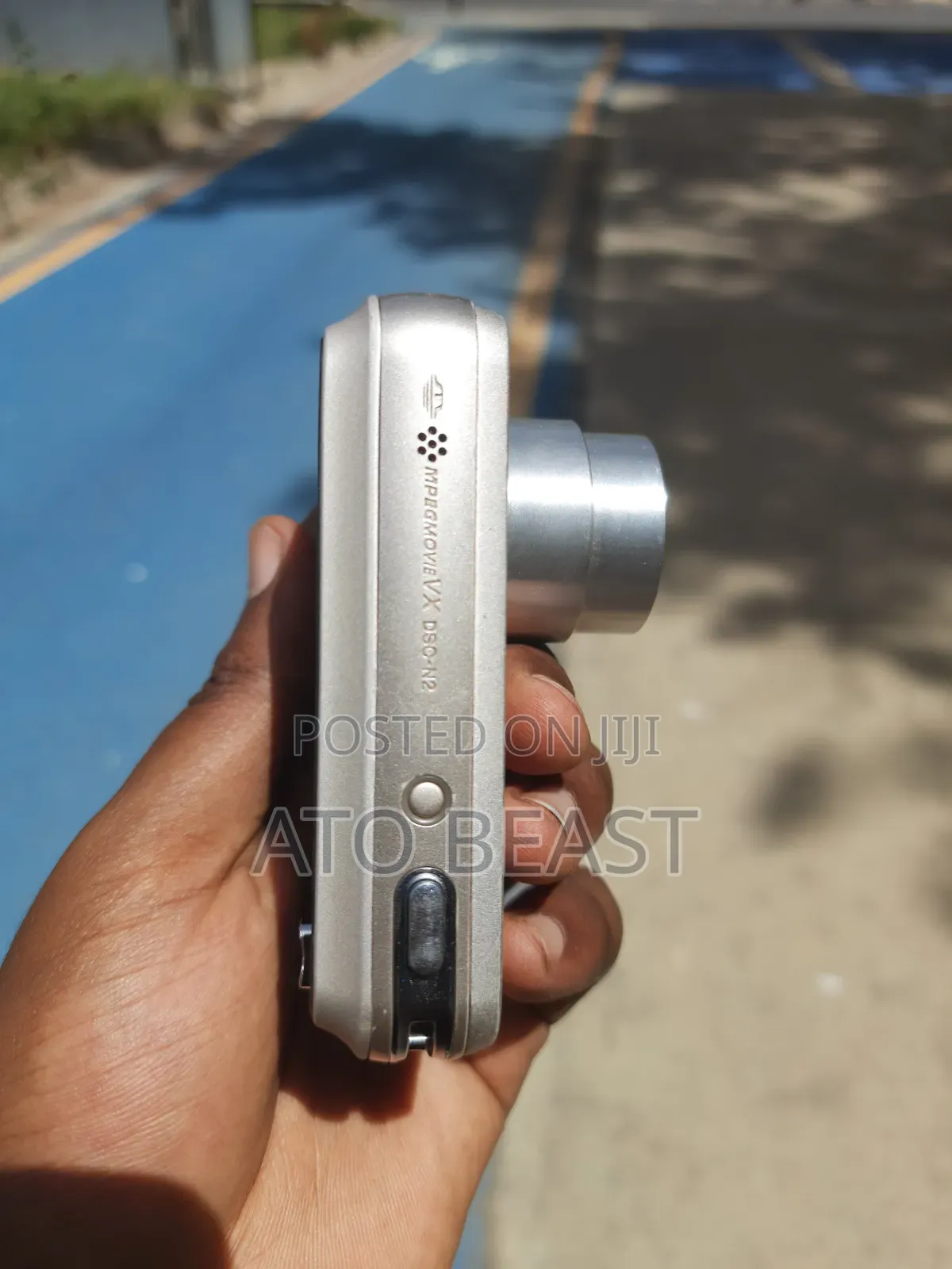 Sony Cyber-Shot DSC-N2, a 10.1-Megapixel 3.0-Inch Touchscreen Display