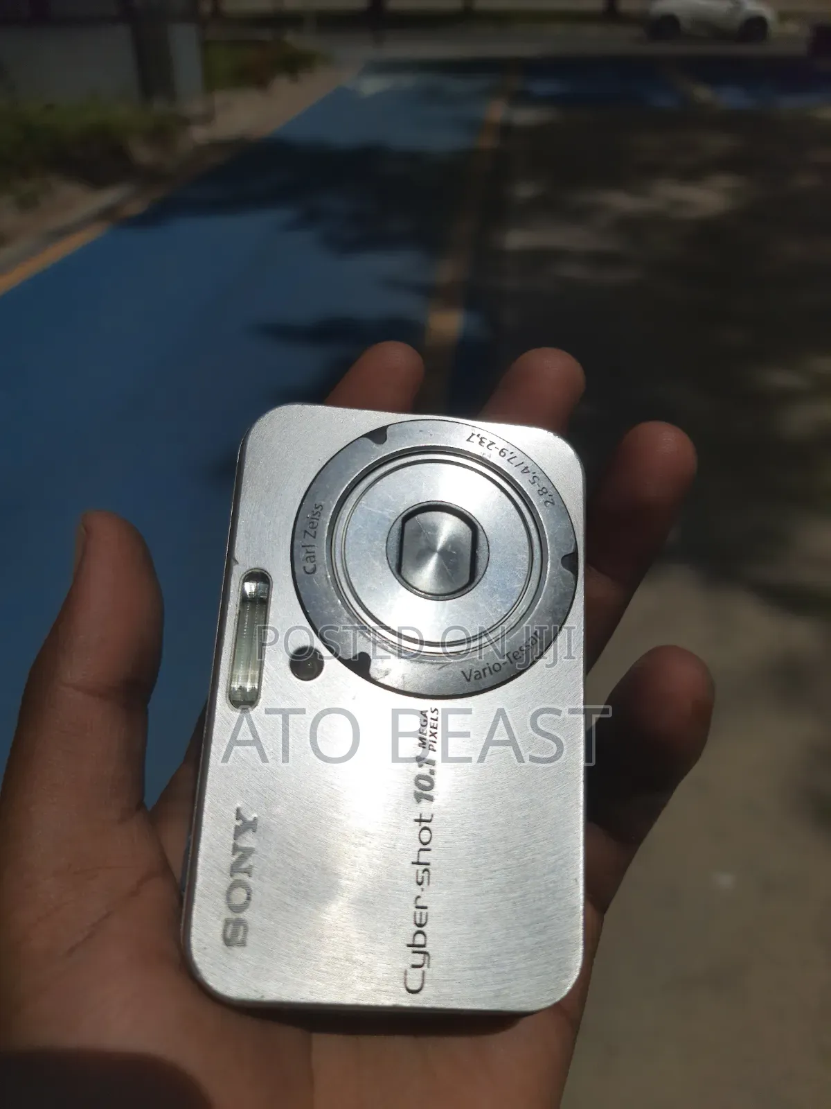 Sony Cyber-Shot DSC-N2, a 10.1-Megapixel 3.0-Inch Touchscreen Display
