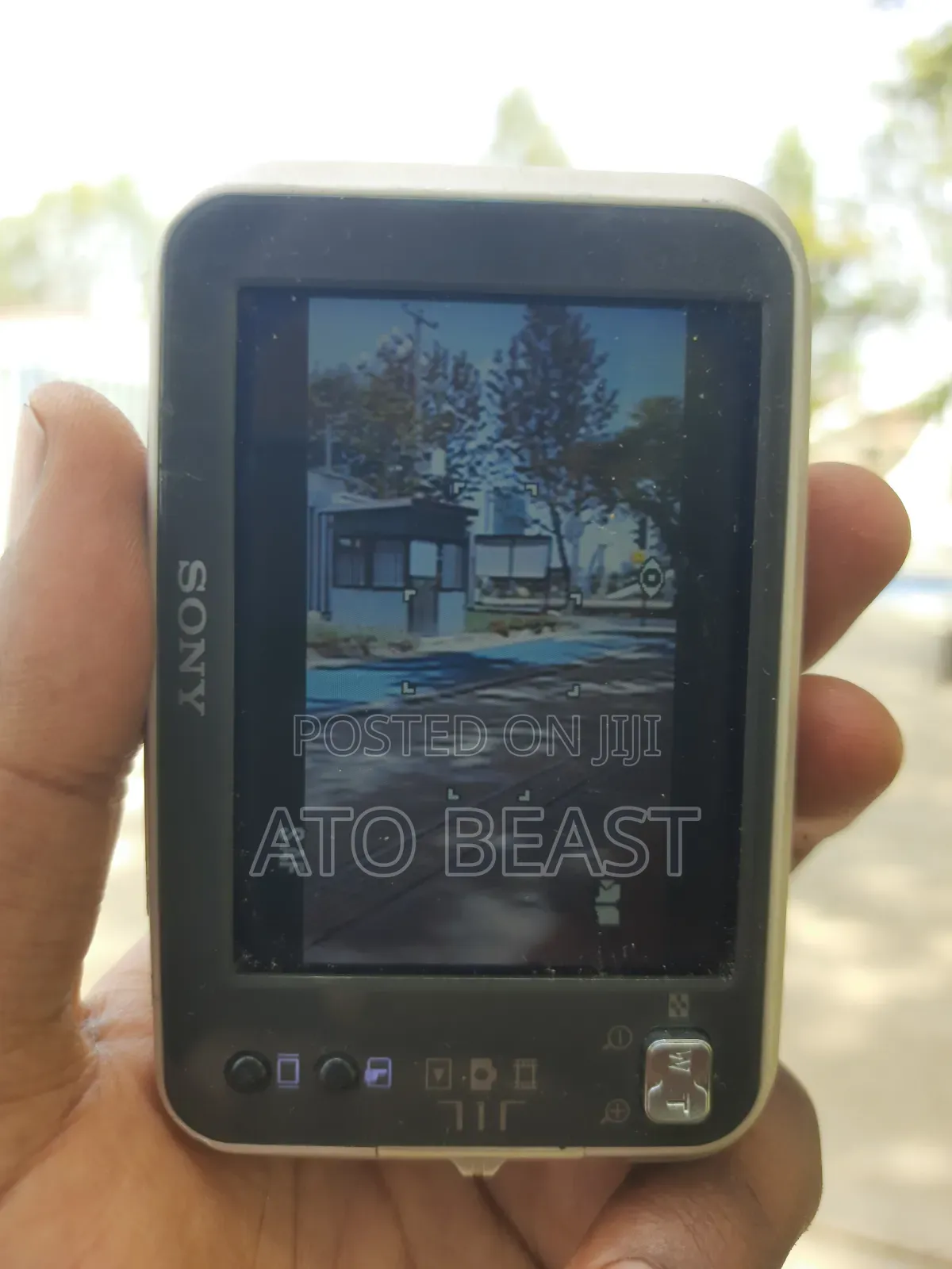 Sony Cyber-Shot DSC-N2, a 10.1-Megapixel 3.0-Inch Touchscreen Display