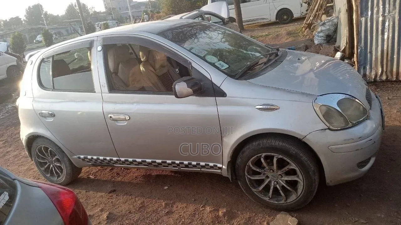 Toyota Vitz 2004 Silver