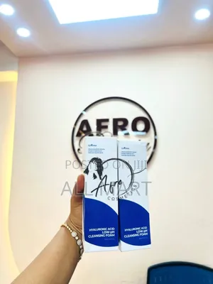 Isntree Hyaluronic Acid Low-Ph Cleansing Foam