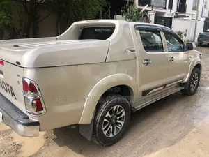 Toyota Hilux 2013 for Rent Wz Driver