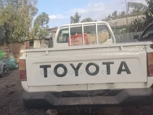 Toyota Hilux 1997 White