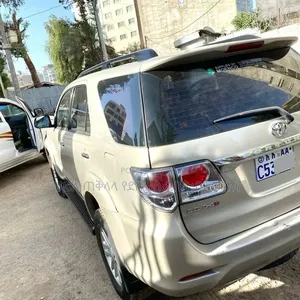 Toyota Fortuner 2012 Gold