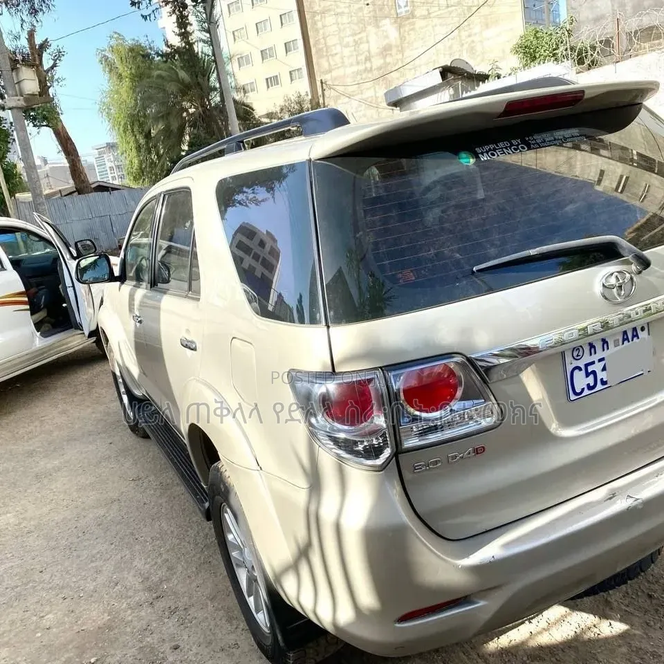 Toyota Fortuner 2012 Gold