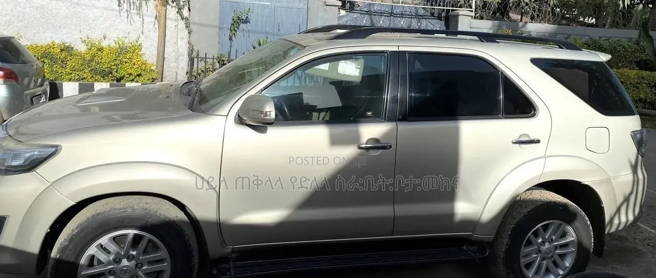 Toyota Fortuner 2012 Gold
