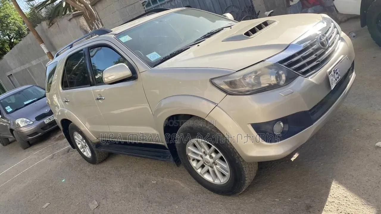 Toyota Fortuner 2012 Gold