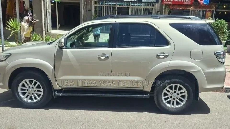 Toyota Fortuner 2012 Gold