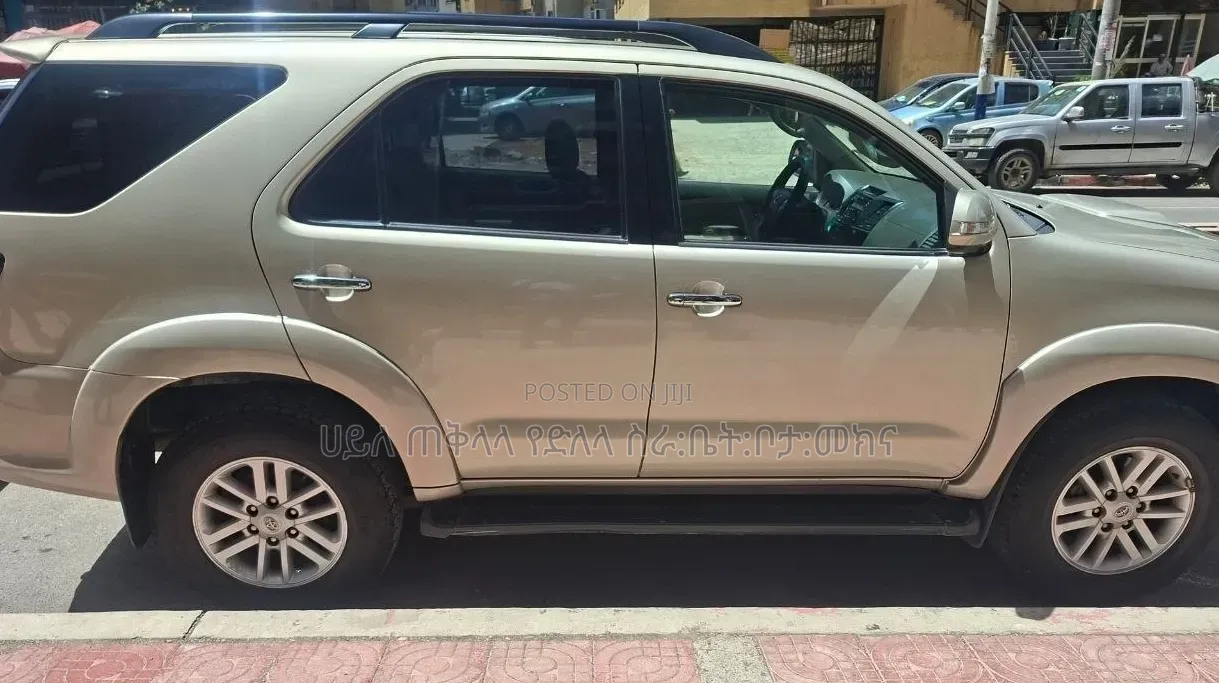 Toyota Fortuner 2012 Gold