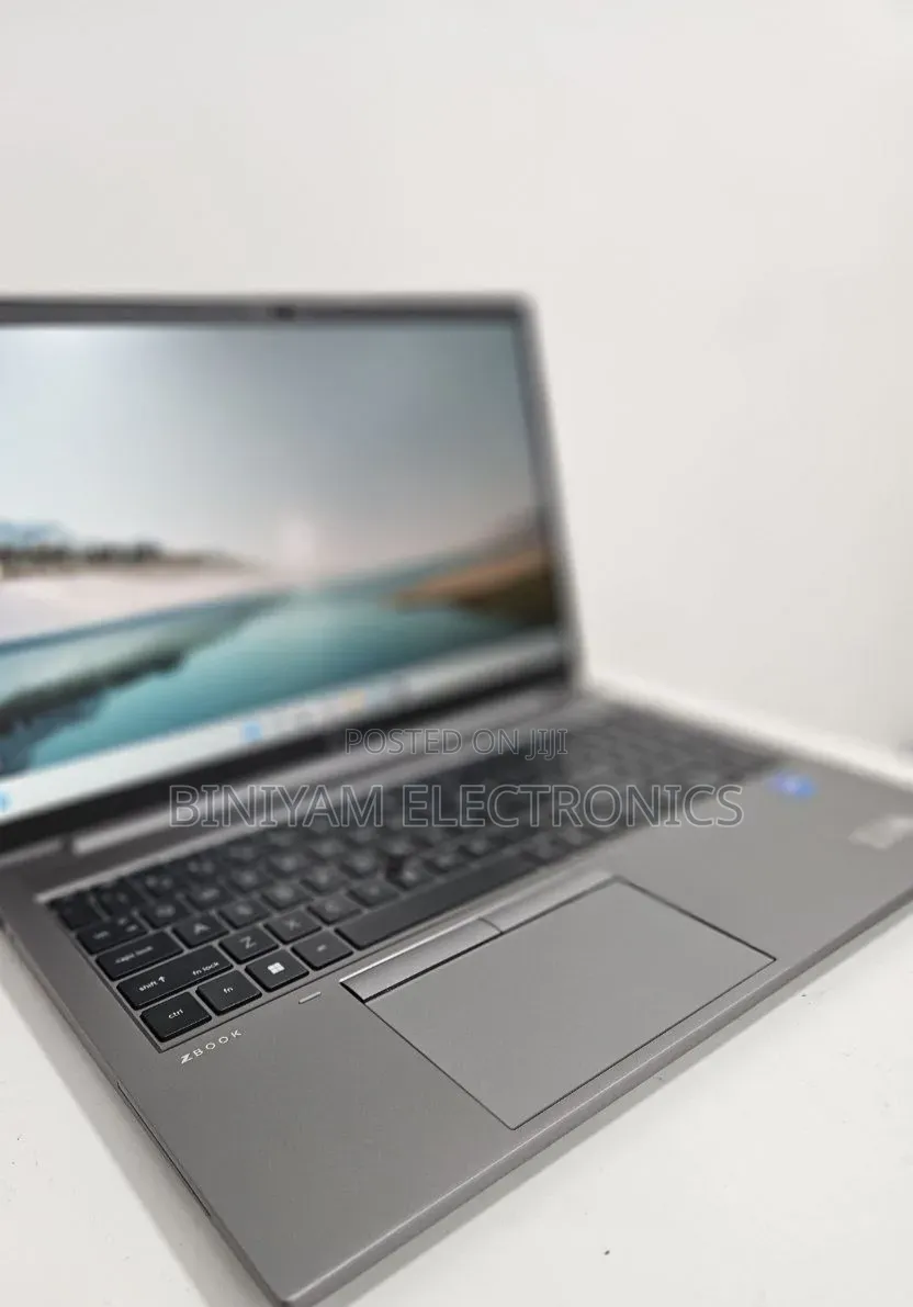 New Laptop HP ZBook Firefly G8 16GB Intel Core i7 SSD 1T