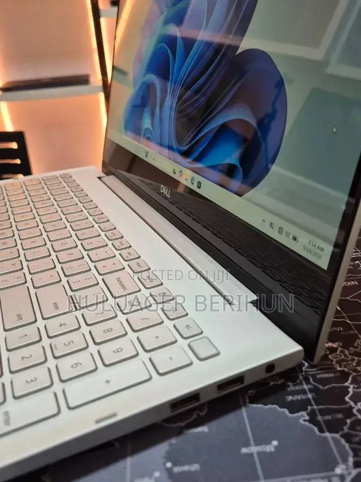 New Laptop Dell Inspiron 15 8GB Intel Core i5 SSD 256GB