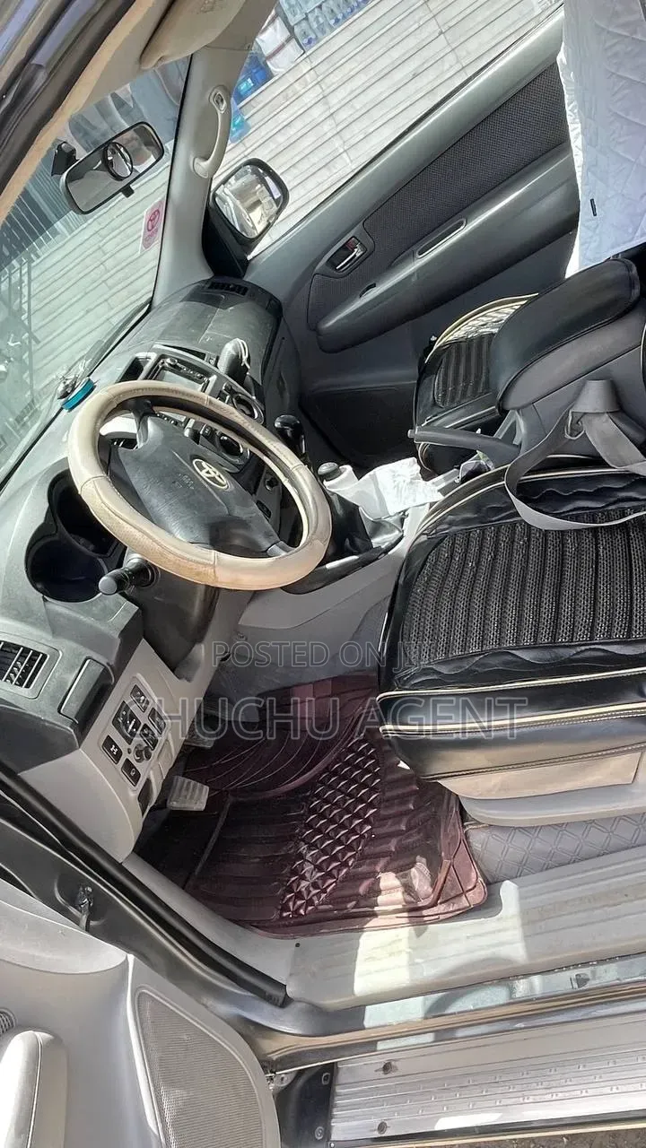 Toyota Hilux 2010 Gray
