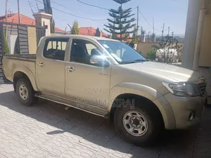 Toyota Hilux 2.5 D-4D 4X4 SRX 2012 Gold