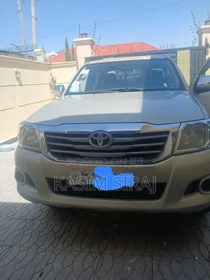 Toyota Hilux 2.5 D-4D 4X4 SRX 2012 Gold