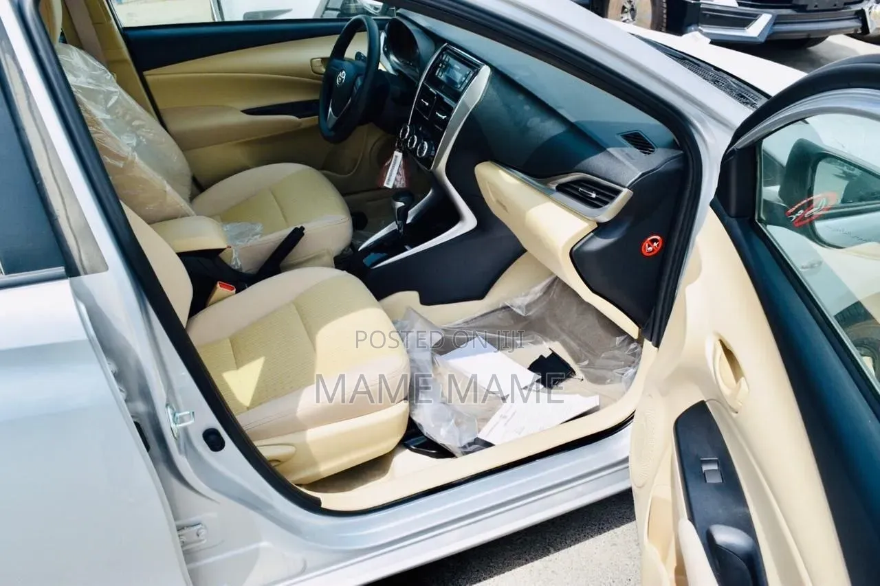 Toyota Yaris 2021 Silver