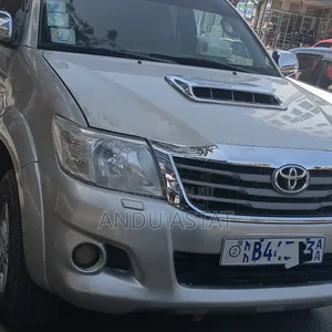 Toyota Hilux 2014 Gold