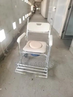 Commode Wheelchair With White Seat ዊልቸር ባለ ፖፖ አስገራሚ ጥንካሬ Wheelchair