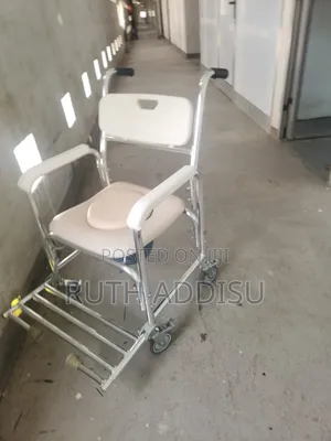 3 in 1 Commode Chair With Casters Can Be Used for Shower Wheelchair