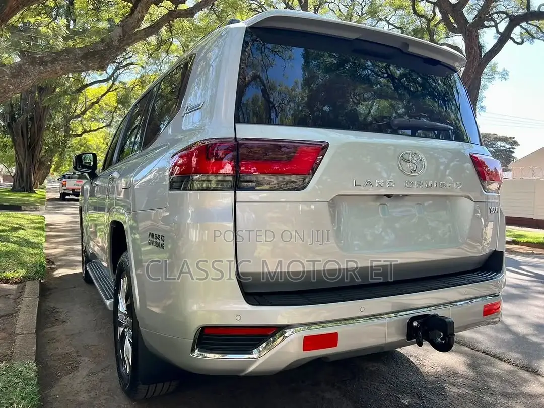 New Toyota Land Cruiser LC300 2023 Silver