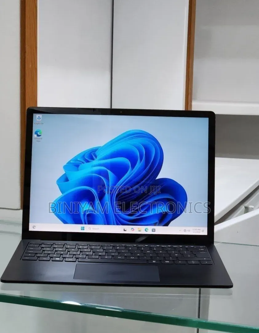 New Laptop Microsoft Surface 16GB Intel Core i7 SSD 512GB