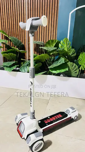ይህ የህፃናት ስኩተር (Kids Scooter) ነው። በተለይ ለትንሽ ልጆች የተሰራ ሲሆን 3 ጎማ አለው ስለዚህ
