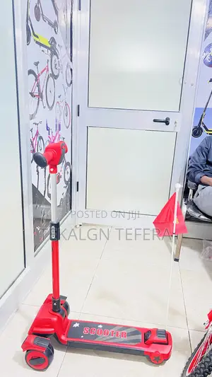 ይህ የህፃናት ስኩተር (Kids Scooter) ነው። በተለይ ለትንሽ ልጆች የተሰራ ሲሆን 3 ጎማ አለው ስለዚህ