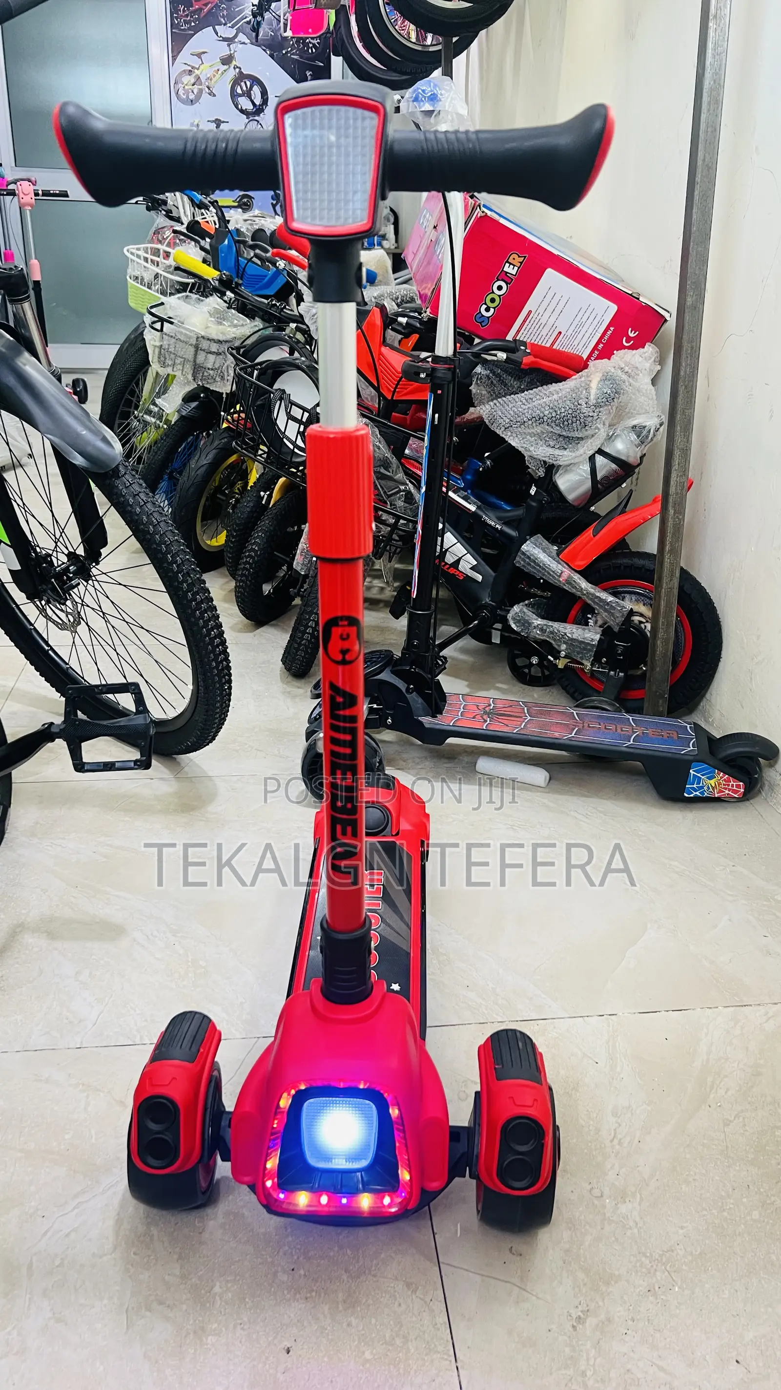 ይህ የህፃናት ስኩተር (Kids Scooter) ነው። በተለይ ለትንሽ ልጆች የተሰራ ሲሆን 3 ጎማ አለው ስለዚህ