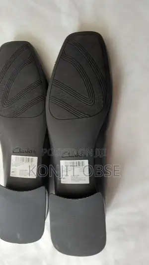 Original Clarks Black Leather Flats Size 39 – Brand New