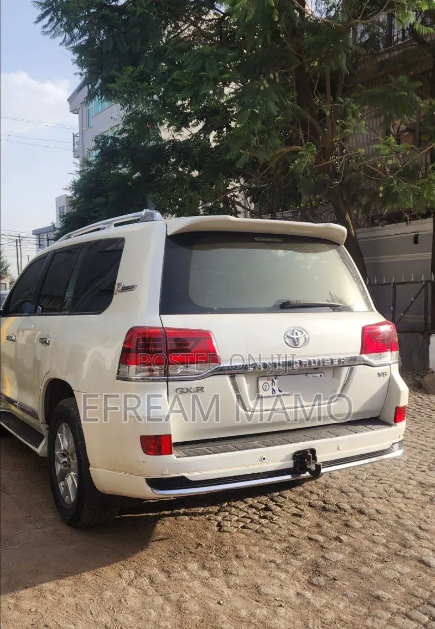Toyota Land Cruiser 2010 White