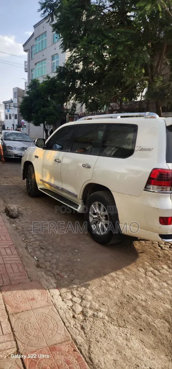 Toyota Land Cruiser 2010 White