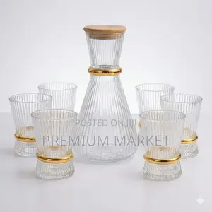 Ribbed Glass Carafe Set With a Gold-Accented Design ምጥጥ ማቅረቢያ ከነብርጭቆ