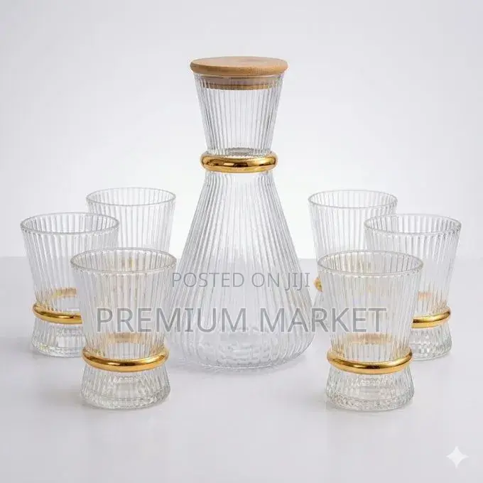 Ribbed Glass Carafe Set With a Gold-Accented Design ምጥጥ ማቅረቢያ ከነብርጭቆ