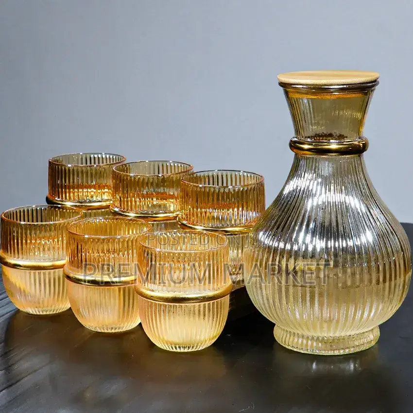 Ribbed Glass Carafe Set With a Gold-Accented Design ምጥጥ ማቅረቢያ ከነብርጭቆ