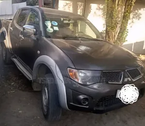 Mitsubishi L200 2011 Gray