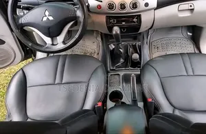 Mitsubishi L200 2011 Gray