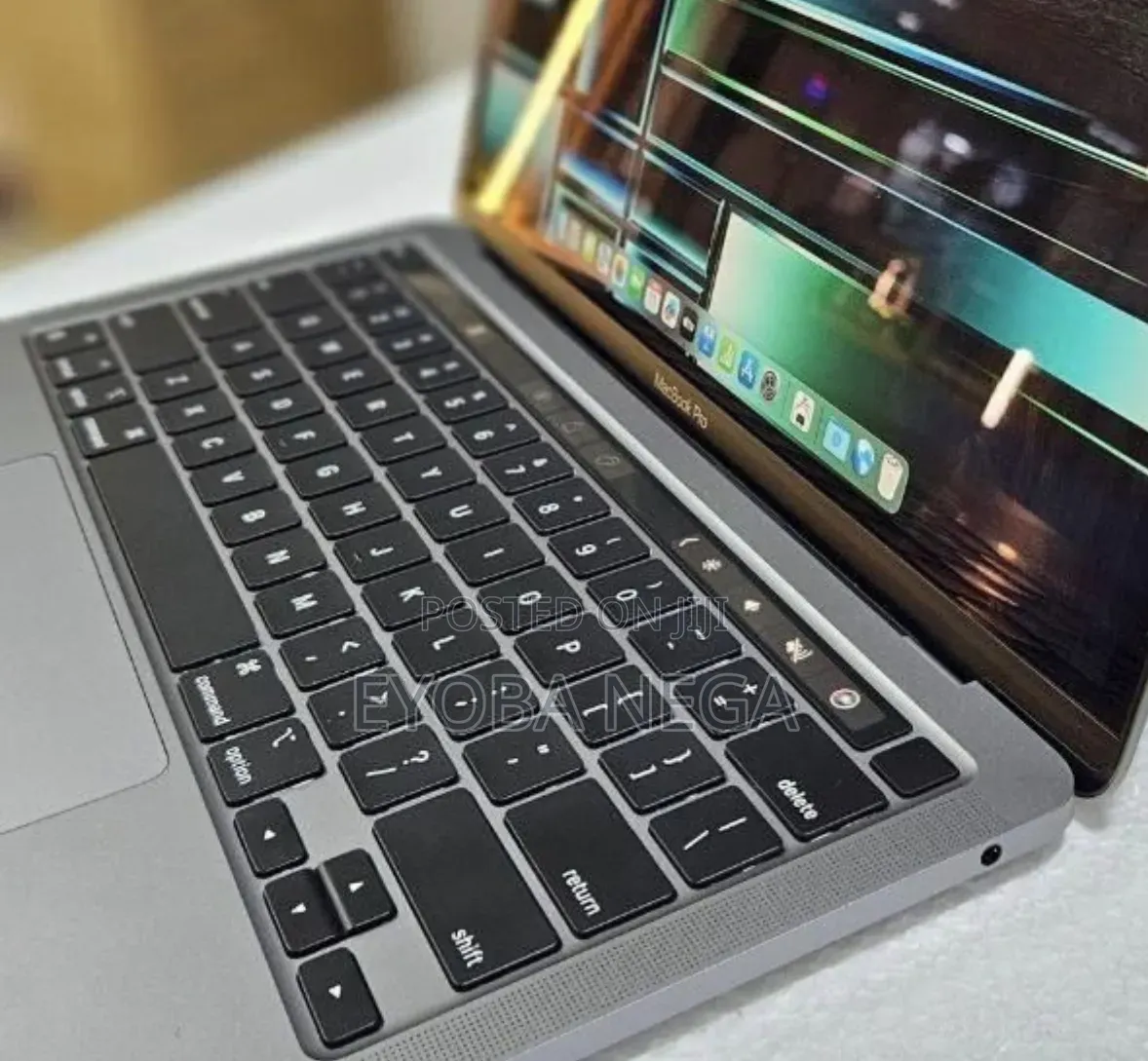 Laptop Apple MacBook Pro 2022 M2 8GB Apple M2 SSD 256GB