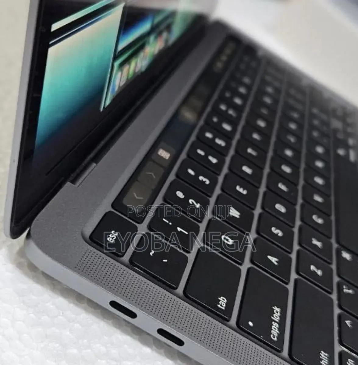 Laptop Apple MacBook Pro 2022 M2 8GB Apple M2 SSD 256GB