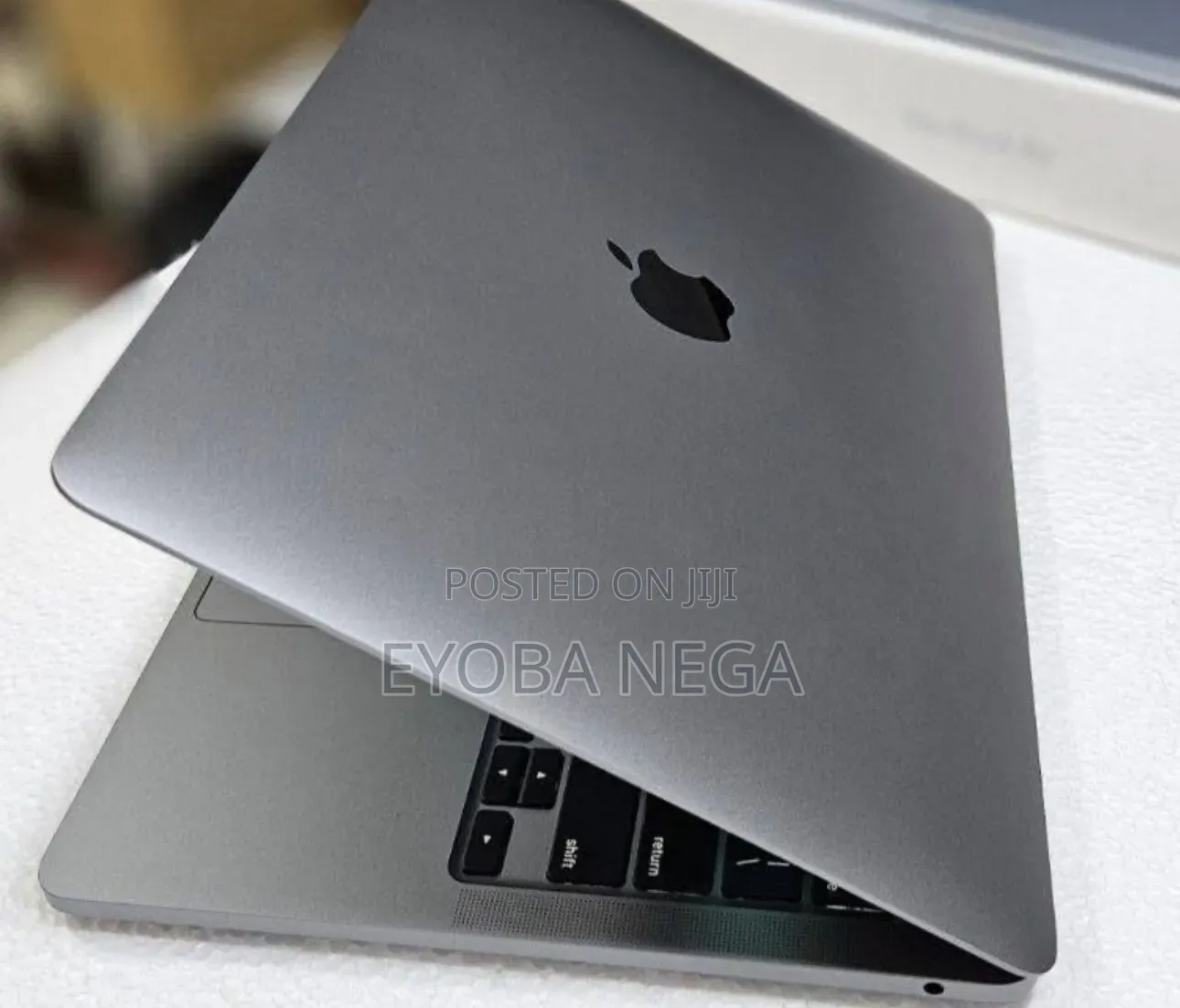 Laptop Apple MacBook Pro 2022 M2 8GB Apple M2 SSD 256GB