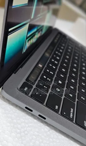 New Laptop Apple MacBook Pro 2022 M2 8GB Apple M2 SSD 256GB