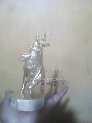 በእጅ የተሰራ ቅርፃቅርፅ