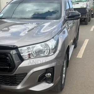 Toyota Hilux 2020 Gold