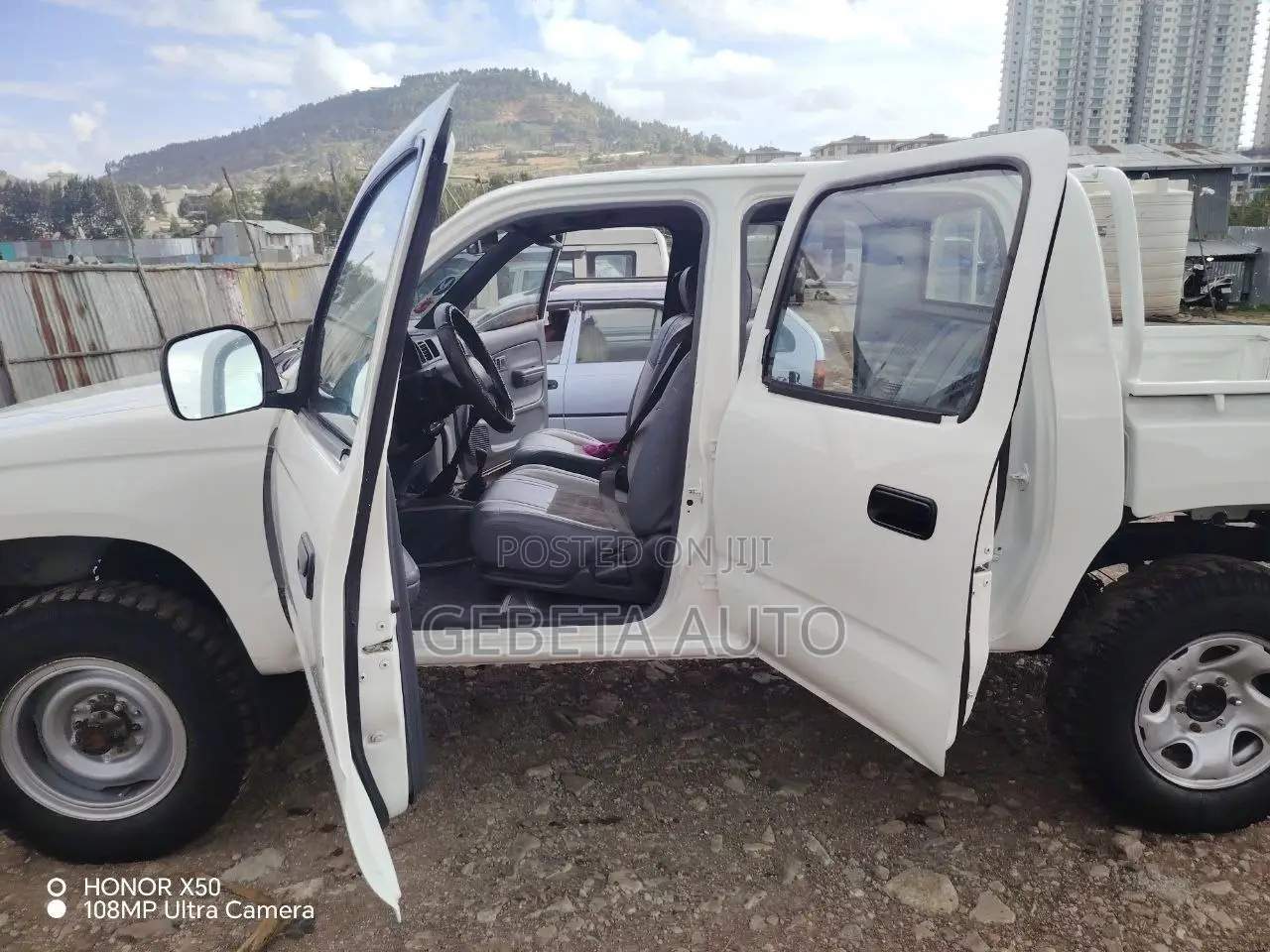 Toyota Hilux 2000 White