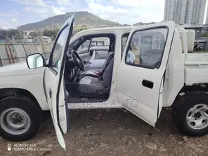 Toyota Hilux 2000 White