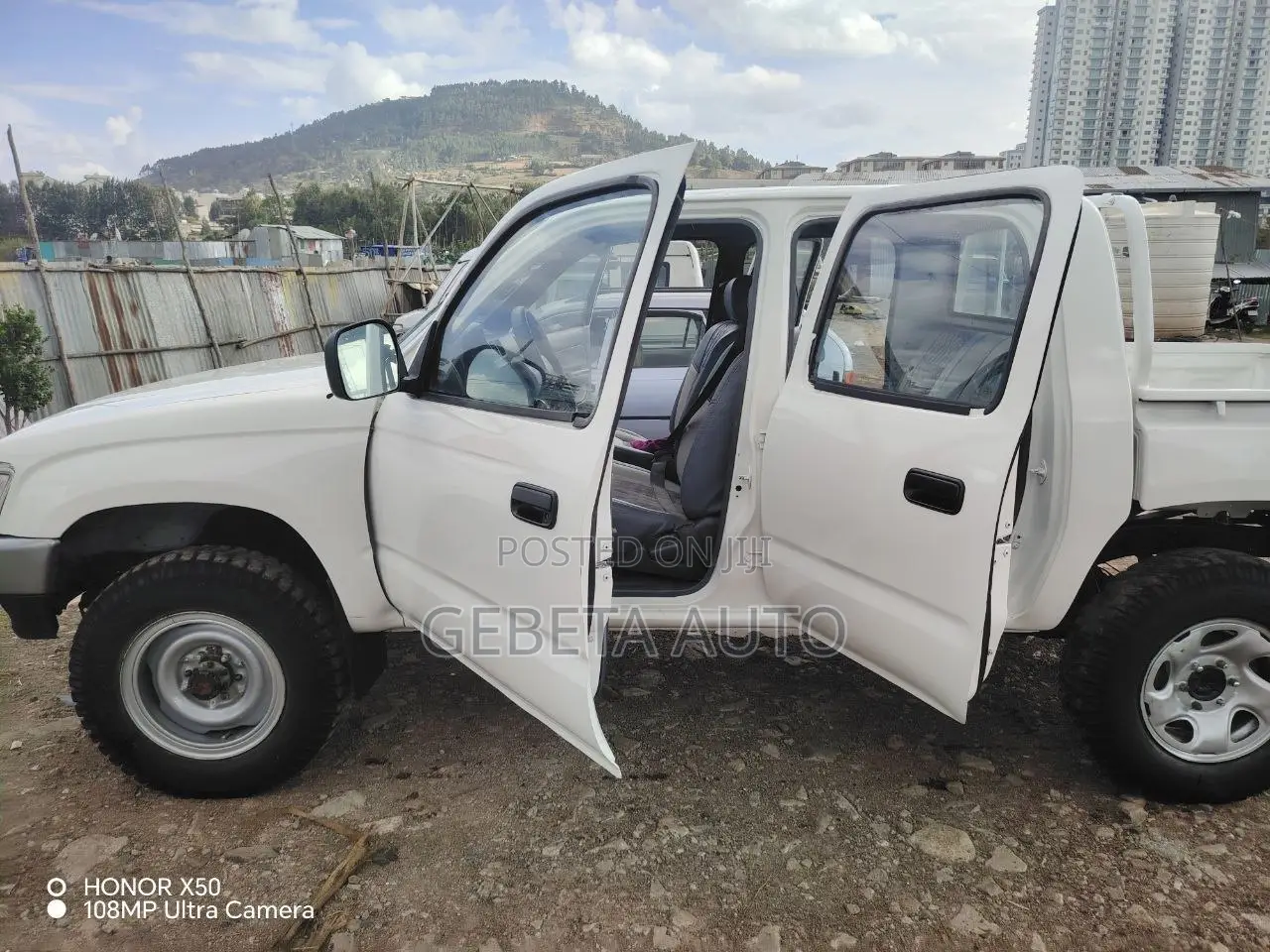 Toyota Hilux 2000 White