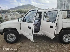 Toyota Hilux 2000 White