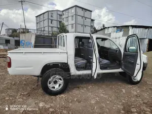 Toyota Hilux 2000 White
