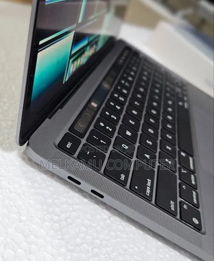 New Laptop Apple MacBook Pro 2022 M2 8GB Apple M2 SSD 256GB